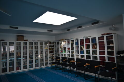 Library in the main room of the mosque Photo: Denise Scheuerer